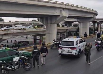 Pleito entre taxistas y policías provoca caos en Distribuidor Juárez