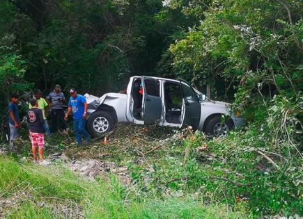 Se accidenta familia que viajaba desde EU a Ciudad Valles