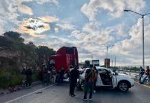 Tractocami&oacute;n desata carambola en el Circuito Potos&iacute;