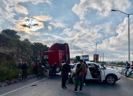 Tractocamión desata carambola en el Circuito Potosí