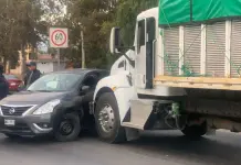 Chofer de cami&oacute;n embiste a sed&aacute;n en carretera a Rioverde y Perif&eacute;rico