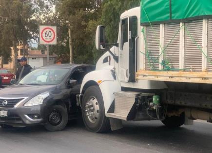 Chofer de camión embiste a sedán en carretera a Rioverde y Periférico