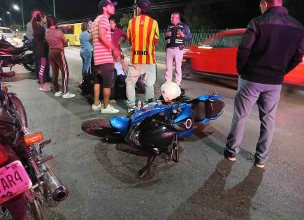 Dos motociclistas se estrellan contra un auto y terminan en el hospital