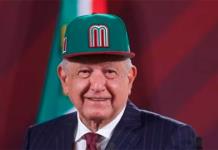 Venden en 55 mil pesos gorra supuestamente firmada por AMLO