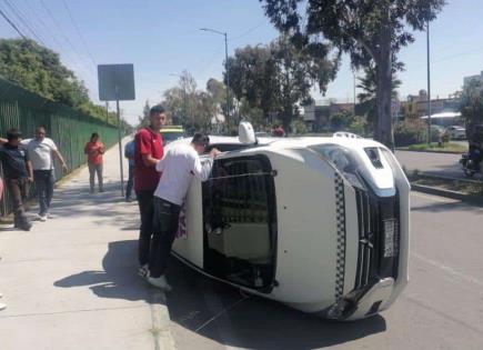 Ilesa, resulta conductora en choque y volcadura frente al Tangamanga II