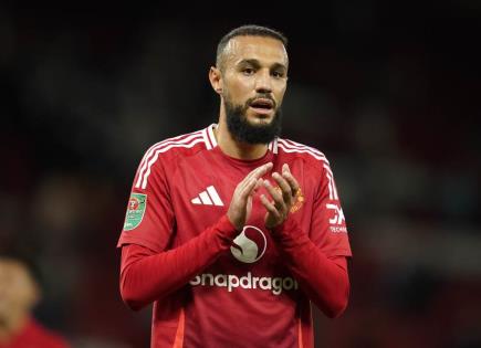 Noussair Mazraoui del Manchester United en procedimiento médico