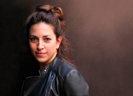 Rebecca Ulizcka charla sobre su exposición "tiempo desalojado"