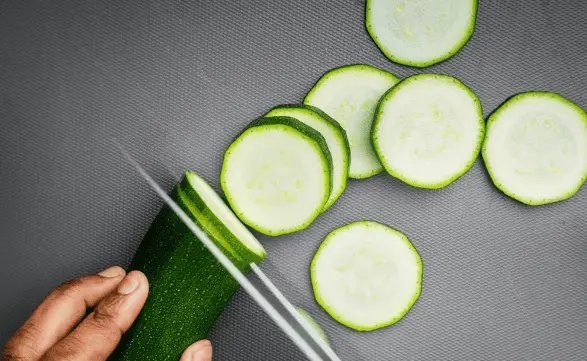 C&oacute;mo hacer agua de pepino refrescante