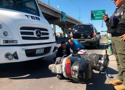 Camión de personal arrolla a motociclista