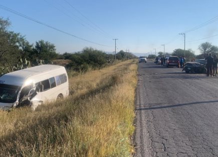 Cuatro heridos en choque de frente en la carretera a Peñasco