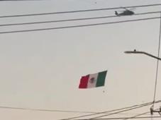 Helicóptero ondea bandera nacional en cielo de Culiacán