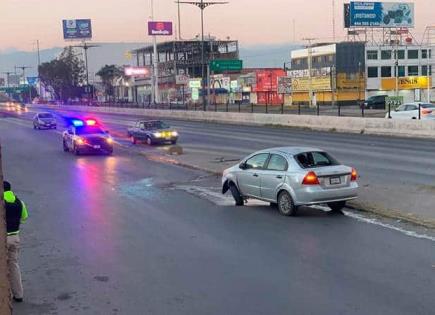 Vuelca un carro en avenida Salvador Nava Martínez