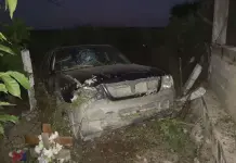 Abandonan camioneta tras chocar en la Valles-Tamazunchale