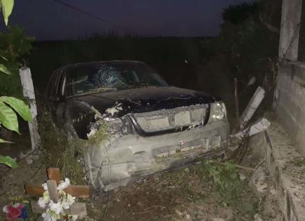 Abandonan camioneta tras chocar en la Valles-Tamazunchale