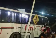 Video | Chofer de personal se va contra reja en Zona Industrial; 30 heridos Video | Chofer de personal se va contra reja en Zona Industrial; 30 heridos