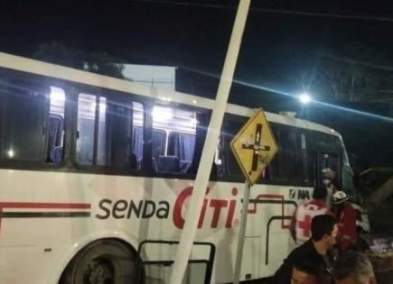 Video | Chofer de personal se va contra reja en Zona Industrial; 30 heridos Video | Chofer de personal se va contra reja en Zona Industrial; 30 heridos