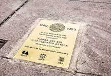 Reinstalan placas de descubrimientos de Cloatlicue y piedra del Sol