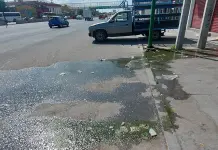 Brote de aguas negras afecta negocios en carretera a Rioverde