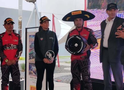 El potosino Ricardo Cordero recibe la llanta por rapidez en Carrera Panamericana