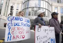 Fotos | Entre reclamos a Calder&oacute;n, llega familia de Garc&iacute;a Luna a Corte