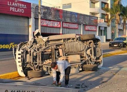 Hombre resulta lesionado en choque y volcadura sobre Salvador Nava