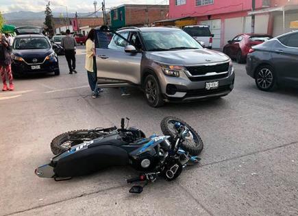 Impactan moto y camioneta en la Col. G. Sánchez