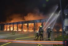 Incendio arrasa con Estación de Bomberos en Alemania