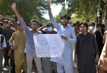 La policía paquistaní emplea gas lacrimógeno en protestas universitarias por una supuesta violación