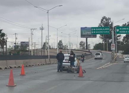 Motociclista, lesionado en choque contra taxi en Circuito Potosí