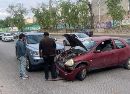 Choque en el Río Santiago deja daños materiales en dos vehículos