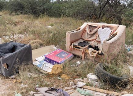 Vecinos desechan de todo en camino a Las Crucitas, en Villa de Pozos