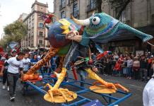 Alebrijes gigantes marcan inicio de festividades por Día de Muertos