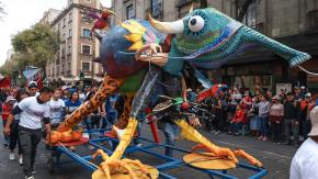 Alebrijes gigantes marcan inicio de festividades por Día de Muertos