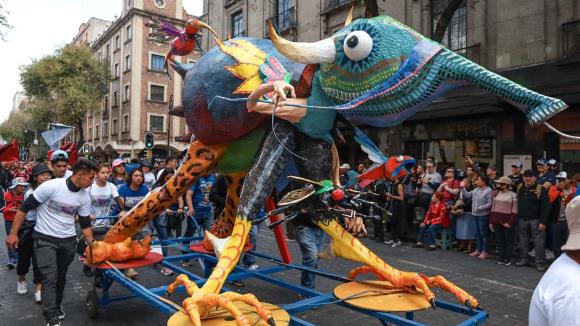 Alebrijes gigantes marcan inicio de festividades por Día de Muertos