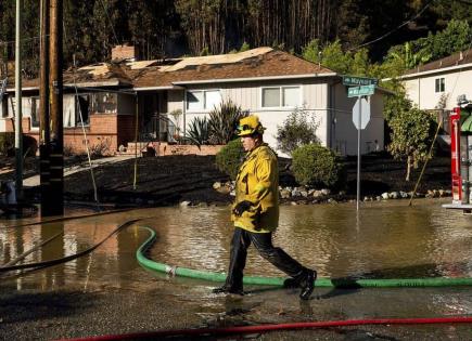 Bomberos de California combaten incendio en Oakland