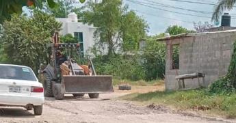 Vecinos arreglan calle; Alcaldía no les hizo caso