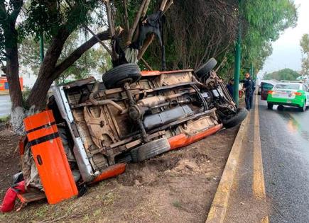 Vuelca camioneta en carretera a Matehuala