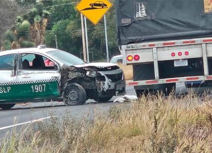 Chocan taxi y tráiler en carretera a Matehuala