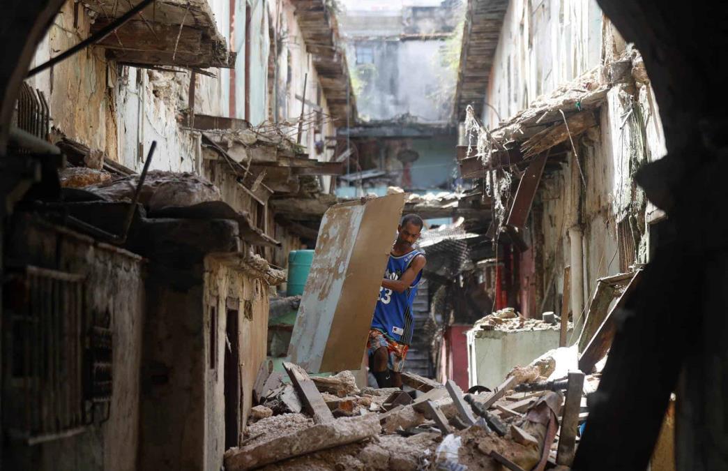 Un hombre saca escombros de un edificio en ruinas este lunes en La Habana (Cuba)