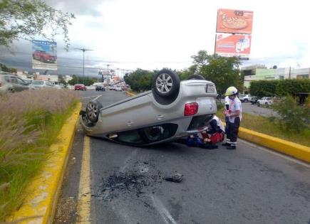 Volcadura en Salvador Nava deja una persona con golpes leves