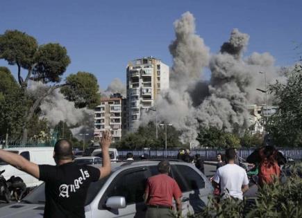 Bombardeo israelí derrumba edificio residencial en Beirut