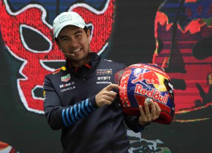 Checo presenta casco que usará en el GP de México