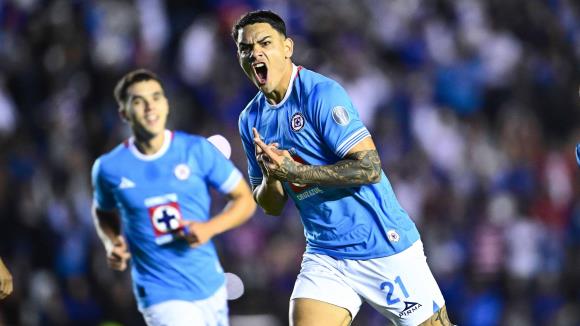 Cruz Azul arrasa con Juárez y es más líder que nunca