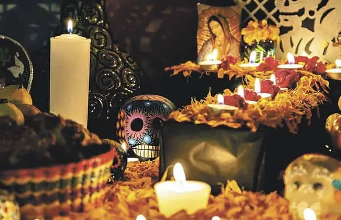 El simbolismo detrás de velas, flores y copal en Día de Muertos