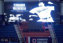 Homenaje a Fernando Valenzuela en triunfo de Cruz Azul