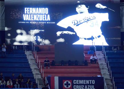 Homenaje a Fernando Valenzuela en triunfo de Cruz Azul