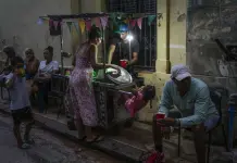 Los cubanos retoman cierta normalidad tras apagón masivo, pero la crisis persiste Los cubanos retoman cierta normalidad tras apagón masivo, pero la crisis persiste