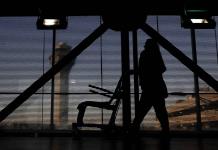 Multa a American Airlines por mal manejo de sillas de ruedas