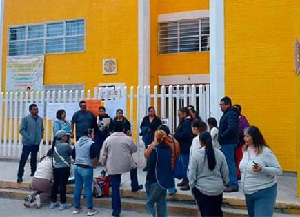 Padres bloquean escuela primaria