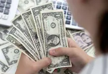 Guerra comercial pega al peso; bolsas cierran con p&eacute;rdidas